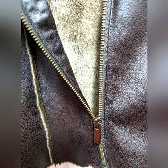 Women's Large aged brown coat with faux fur lining - Picture 3 of 10